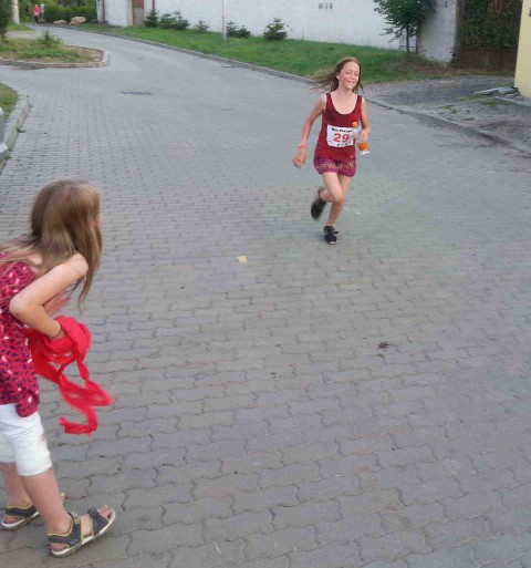 -makej--katy---povzbuzuje-zranena-oli.jpg